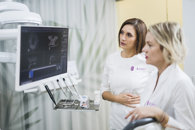 B.DENT doktorice pregledavaju dentalnu snimku s pacijentom